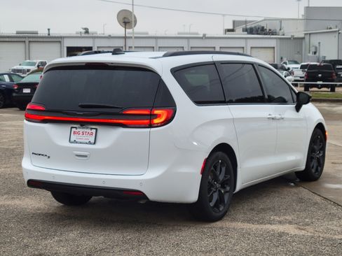 New 2026 Chrysler Pacifica Select image 5