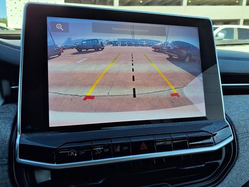 Used 2024 Jeep Compass Latitude image 5