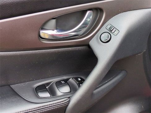 Used 2016 Nissan Rogue SV image 23