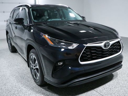 Used 2024 Toyota Highlander XLE FWD image 5