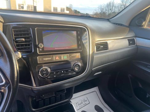 Used 2017 Mitsubishi Outlander SE image 18
