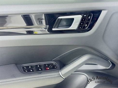 Used 2021 Porsche Cayenne S image 23