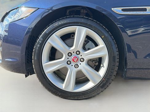 Used 2018 Jaguar XE Premium image 39