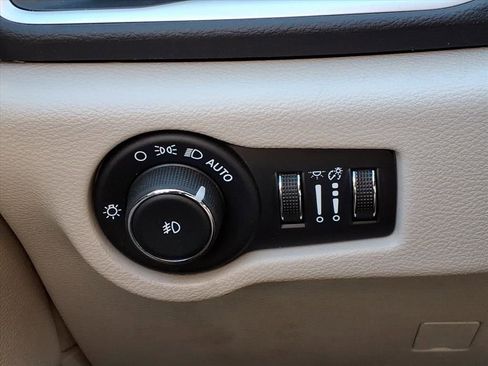 Used 2024 Chrysler Pacifica Touring-L image 11