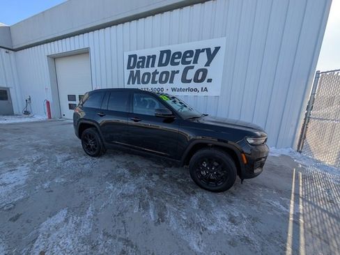 Used 2024 Jeep Grand Cherokee Altitude image 32