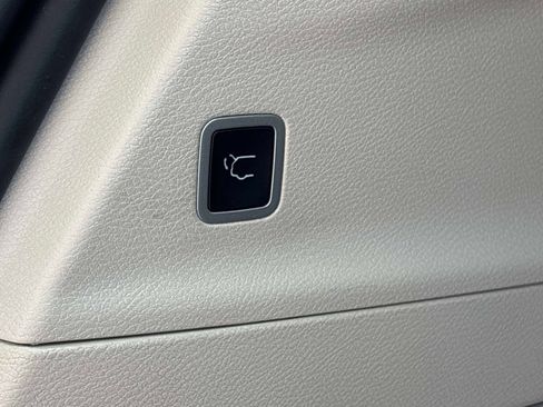 Used 2024 Chrysler Pacifica Touring-L FWD image 15
