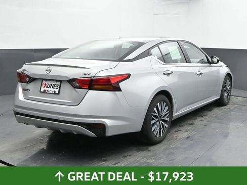 Used 2024 Nissan Altima 2.5 SV FWD image 11