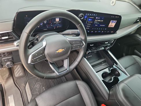 Used 2025 Chevrolet Suburban LT w/ Comfort Package RWD image 10