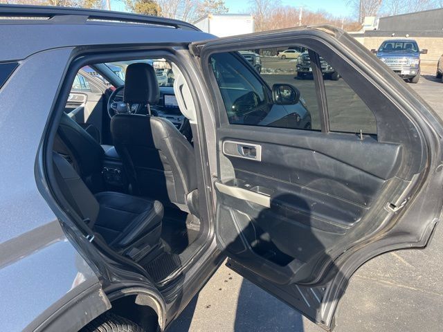 Used 2021 Ford Explorer XLT w/ Equipment Group 202A AWD/4WD image 19