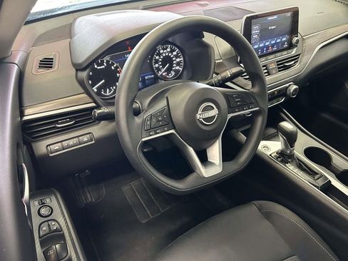 Used 2025 Nissan Altima 2.5 SV FWD image 12