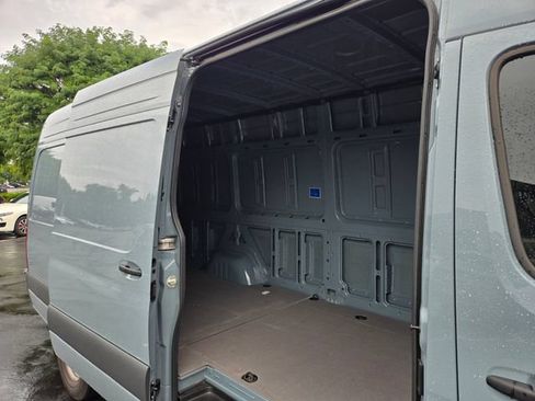 Used 2025 Mercedes-Benz Sprinter 2500 image 3