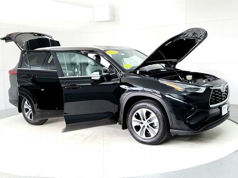Certified 2024 Toyota Highlander XLE AWD/4WD image 12