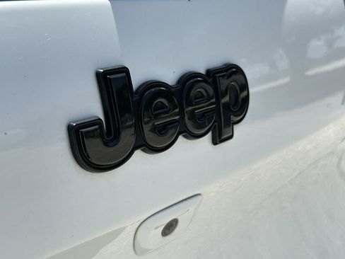 Used 2018 Jeep Cherokee Limited w/ High Altitude Package AWD/4WD image 11