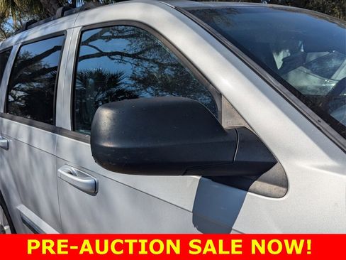 Used 2010 Jeep Grand Cherokee Laredo image 4