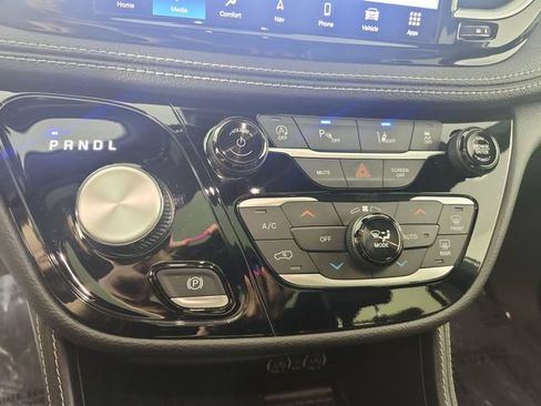 Used 2025 Chrysler Pacifica Limited FWD image 9