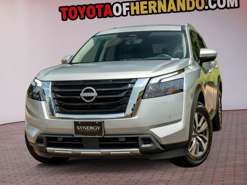 Used 2025 Nissan Pathfinder SL FWD image 1