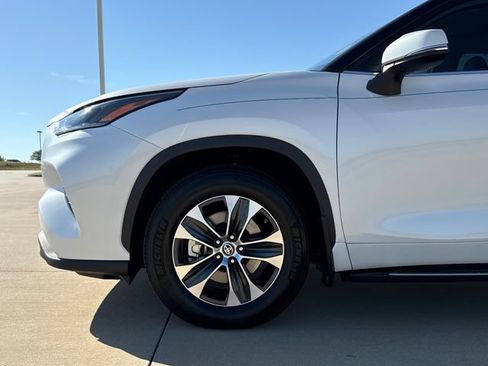 Used 2021 Toyota Highlander XLE AWD/4WD image 5