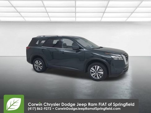 Used 2025 Nissan Pathfinder SL image 2