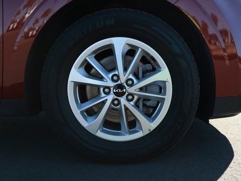 Used 2024 Kia Carnival LX image 5