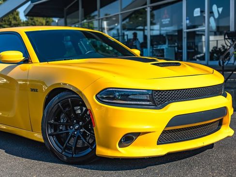 Used 2017 Dodge Charger R/T RWD image 3