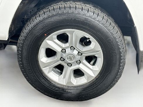 Certified 2024 Toyota 4Runner SR5 AWD/4WD image 9