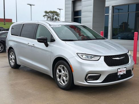 Used 2024 Chrysler Pacifica Limited FWD image 2