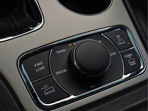 Used 2019 Jeep Grand Cherokee Trailhawk AWD/4WD image 14