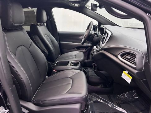 New 2026 Chrysler Pacifica Select image 24