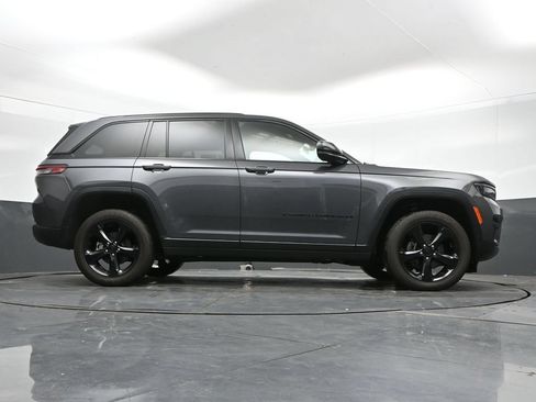 Used 2025 Jeep Grand Cherokee Altitude AWD/4WD image 42