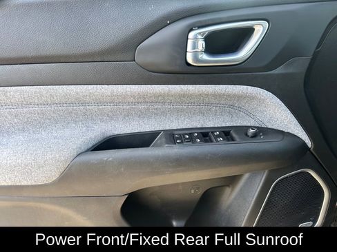 Used 2025 Jeep Compass Latitude w/ Sun & Sound Group AWD/4WD image 16