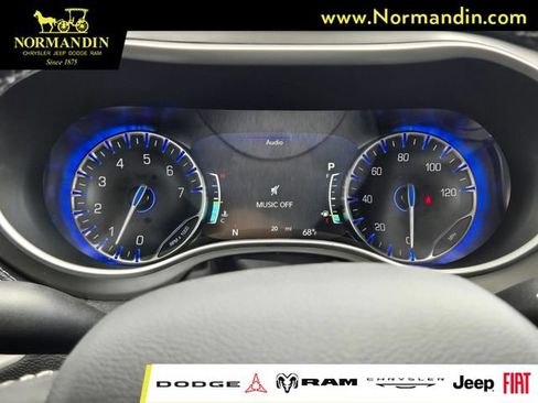 New 2027 Chrysler Pacifica Select FWD image 10