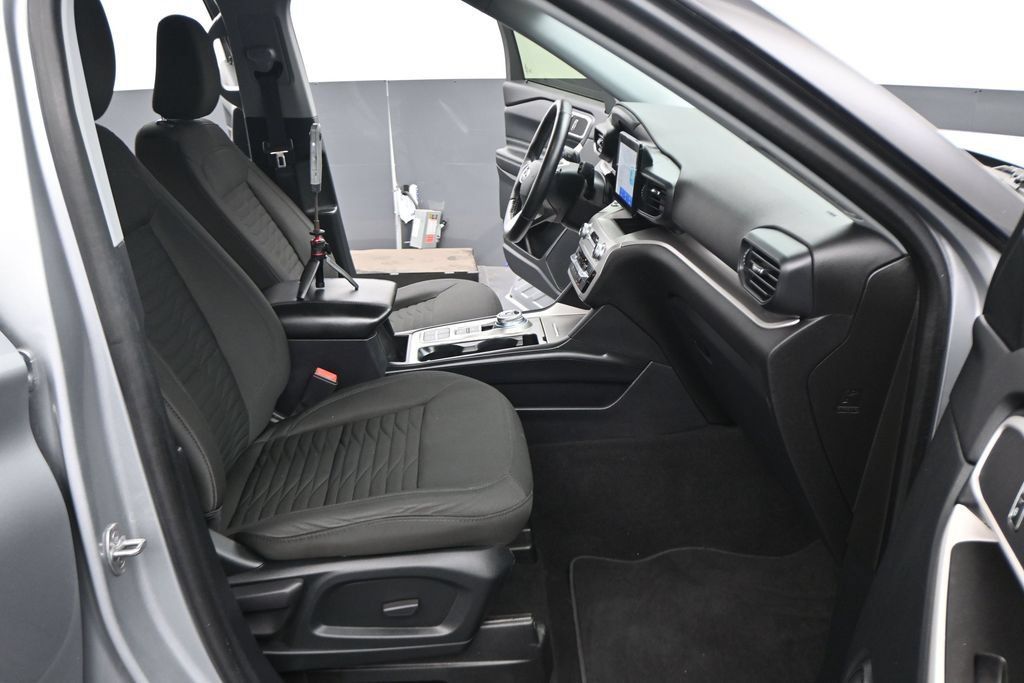 Certified 2021 Ford Explorer XLT RWD image 6