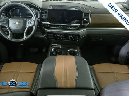 Used 2025 Chevrolet Silverado 1500 High Country w/ Technology Package AWD/4WD image 32
