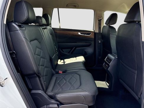 Used 2025 Volkswagen Atlas SE image 27
