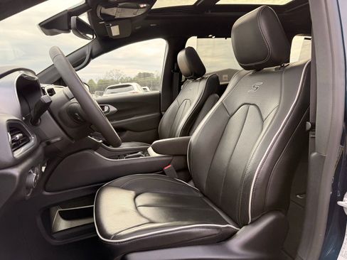Used 2025 Chrysler Pacifica Limited FWD image 15