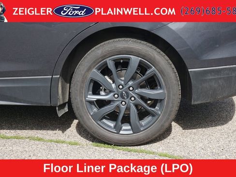 Used 2022 Chevrolet Equinox RS w/ LPO, Floor Liner Package FWD image 2