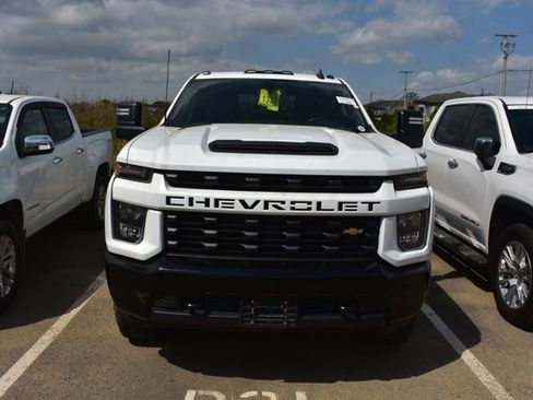 Used 2021 Chevrolet Silverado 2500 Custom w/ Custom Value Package image 2