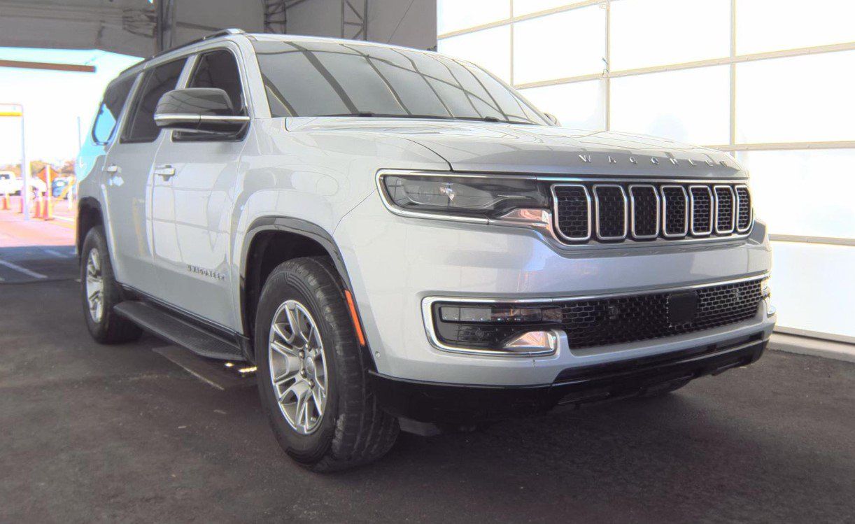 Used 2023 Jeep Wagoneer 4WD image 2