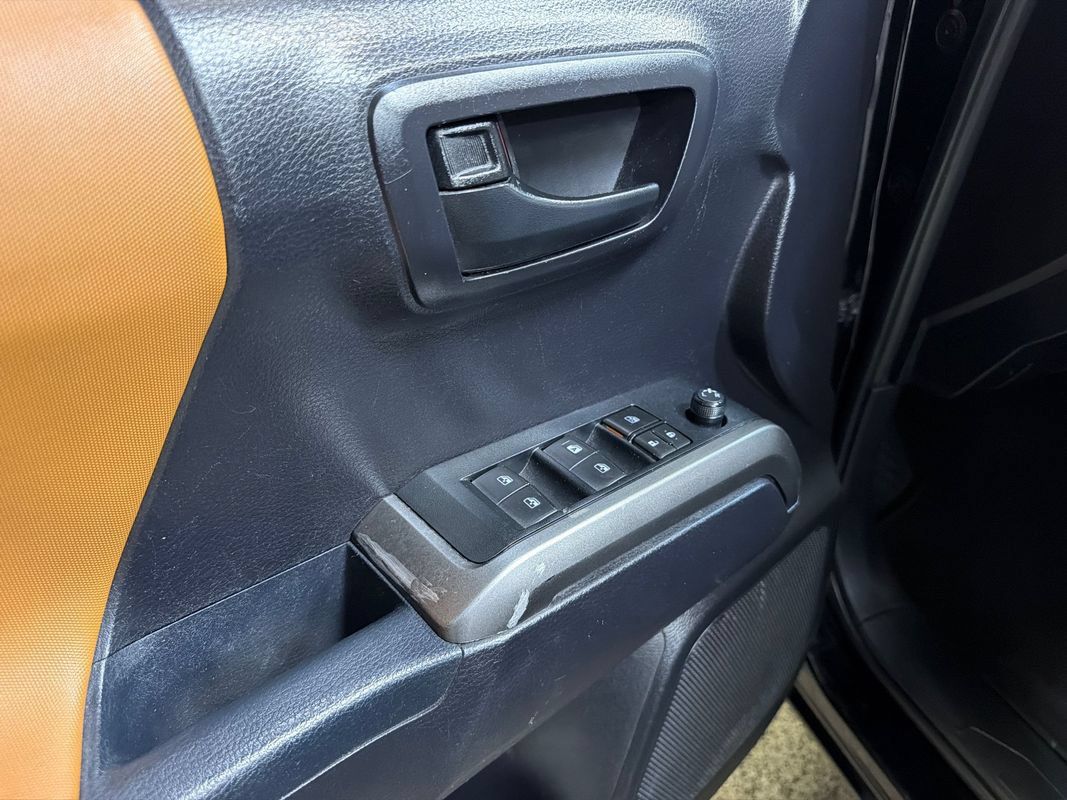 Used 2020 Toyota Tacoma SR5 RWD image 30