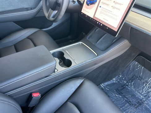 Used 2024 Tesla Model Y Long Range AWD/4WD image 17