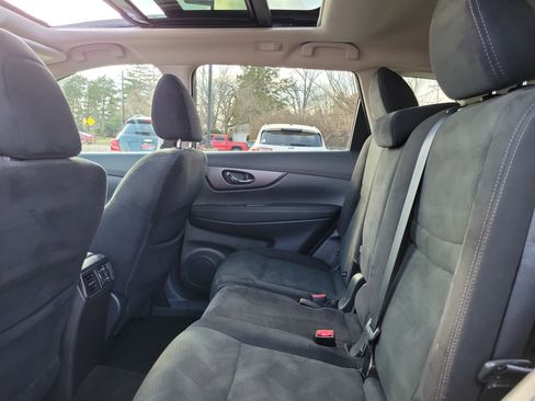 Used 2016 Nissan Rogue SV w/ SV Premium Package image 12