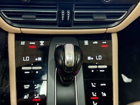Used 2022 Porsche Macan AWD/4WD image 17