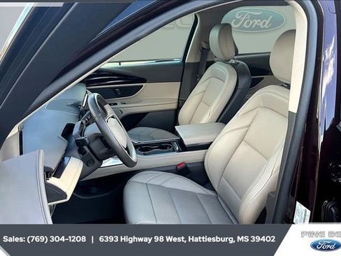 Used 2024 Lincoln Nautilus Premier image 18