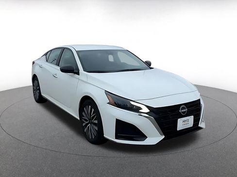 Used 2025 Nissan Altima 2.5 SV image 3