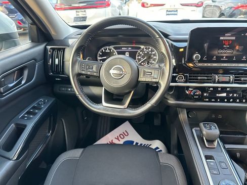 Used 2024 Nissan Pathfinder SV image 18