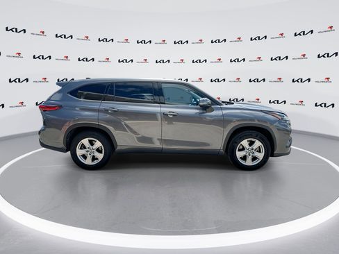 Used 2022 Toyota Highlander LE image 9