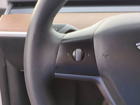 Used 2021 Tesla Model Y Long Range image 18