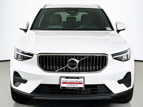 Used 2025 Volvo XC40 B5 Core image 2