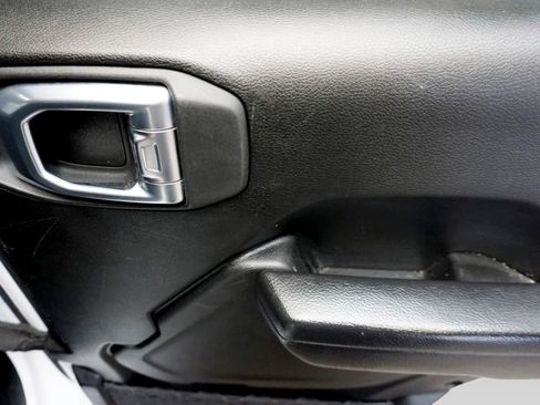Used 2023 Jeep Gladiator Sport AWD/4WD image 17