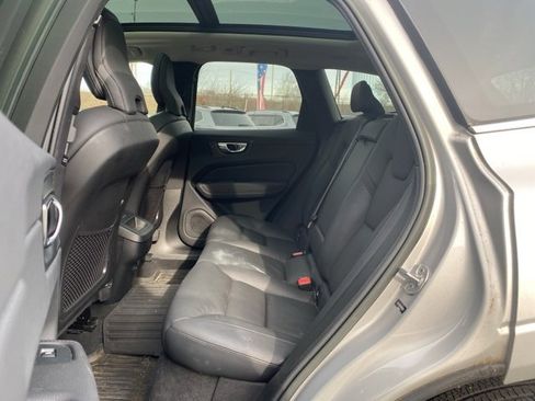 Used 2022 Volvo XC60 B5 Momentum w/ Climate Package image 17